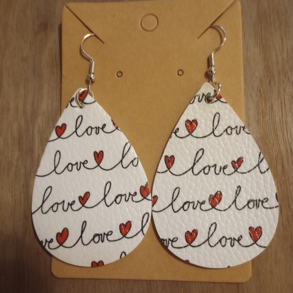 Love 💕 teardrop earrings - Picture 2 of 5